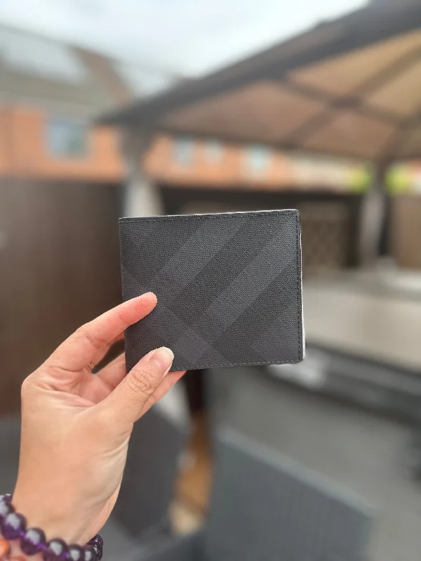 Classic bi-fold wallet